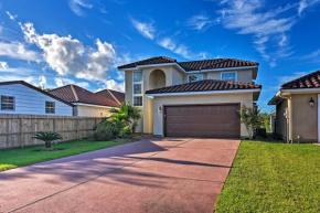 Walk to Ocean Lakefront Dickinson Stucco House!